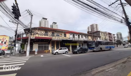 Esquina comercial com renda em local nobre de Santana