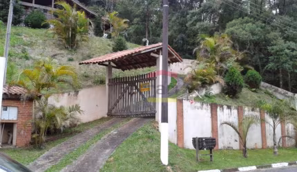 Casa aconchegante em meio a Serra da Cantareira, no loteamento Pq Suíça com 120m de área útil, toda