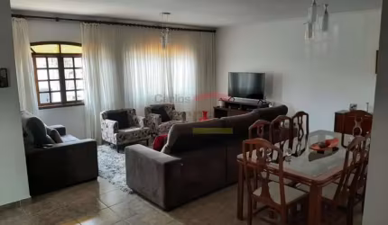 SOBRADO COM 3 SUÍTES, QUINTAL, CHURRASQUEIRA, 8 VAGAS DE GARAGEM