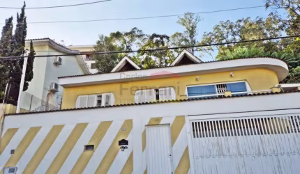 Casa Assobradada no Jardim França com 4 suítes, piscina e 7 vagas, próximo ao TriMais