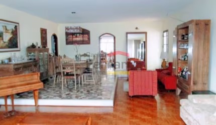 Excelente casa, area arborizada, 4 quartos(1 suíte), 3 salas,churrasq.,piscina e garagem 15 carros.