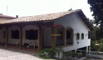 Casa antiga com otimo terreno.