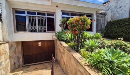 Casa no Jardim França, com 3 quartos, 6 vagas e salão de festas