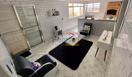 SOBRADO COM 3 DORMITÓRIOS, SENDO 1 SUÍTE, 2 VAGAS DE GARAGEM, QUINTAL COM CHURRASQUEIRA