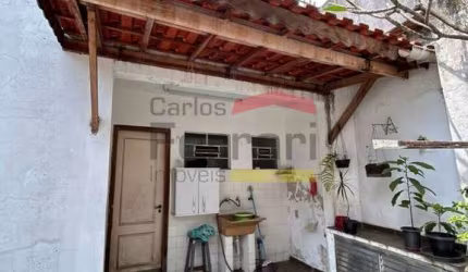 Sobrado com dois dormitórios, sendo um com varanda, ampla sala para dois ambientes