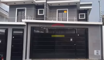Sobrado no Jardim Guapira, com 3 quartos, 2 vagas e quintal com churrasqueira