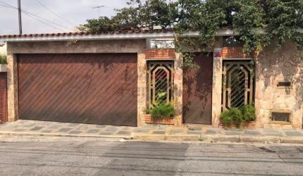 Casa ampla Santa Teresinha- 300m² - com frente para duas ruas tranquilas.