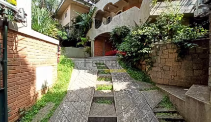 Locação Alto Padrão - Casa Assobradada Imponente no Pé da Serra | 446m² de Sofisticação!