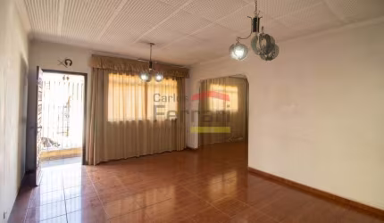 Casa Térrea no Jardim Tremembé com 3 dormitórios, quintal, garagem coberta com 2 vagas e portão aut.