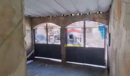 SOBRADO COM 3 DORMITÓRIOS, 2 VAGAS DE GARAGEM, ENTRADA LATERAL E CHURRASQUEIRA