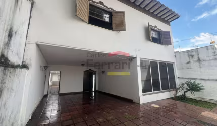 Amplo sobrado nas Palmas do Tremembe com 4 dormitórios, edícula, quintal, churrasqueira e 5 vagas.
