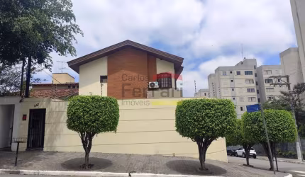 Sobrado no Barro Branco com 3 suítes e 5 vagas de garagem
