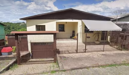 Casa à venda no Cruzeiro, Caxias do Sul  por R$ 415.000