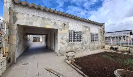 Casa Térrea com 03 dormitórios e edícula nos fundos Bairro Harmonia