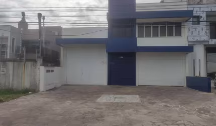 Prédio comercial com 02 lojas e escritórios