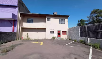 Prédio com estacionamento