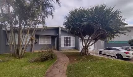Casa Ampla com pátio excelente para residência ou comércio.