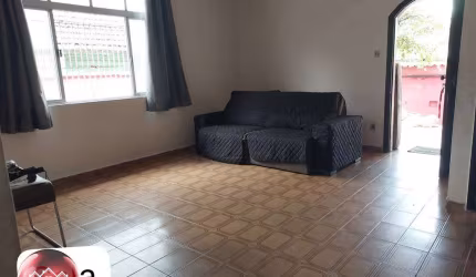 CASA ISOLADA BOA E COM PISCINA NA VILA SANTA ROSA EM CUBATÃO - 3 DORMITÓRIOS E EDÍCULA.