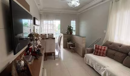SOBREPOSTA BAIXA COM SACADA E EM ÓTIMO LOCAL DA VILA NOVA EM CUBATÃO - VENDE COM OS PLANEJADOS!!