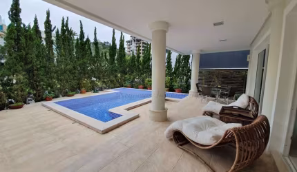 Casa para Locação Anual no bairro Praia Brava em Itajaí, 4 quartos sendo 4 suítes, 2 vagas, Mobiliado, 580 m² privativos,