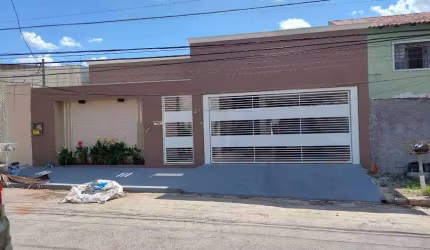 Casa térrea tem 290m2, 3 quartos sendo 2 suítes no Sta Amália - Região Shopping Estação