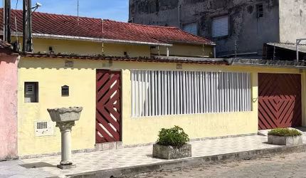 Casa 2 dorm a 400m da praia c churrasqueira Mongaguá - 299mil