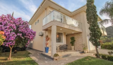 Casa de 4 quartos com suíte, piscina  em área nobre na praia dos ingleses Florianópolis