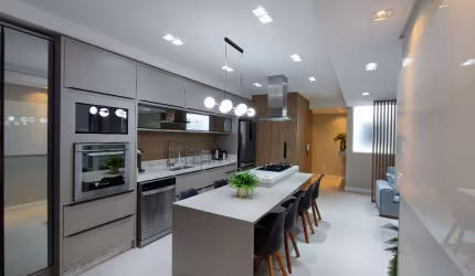 Apartamento três dormitórios mobiliado e decorado próximo a praia