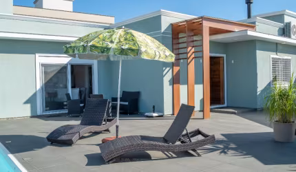 Casa térrea em condomínio fechado 3 dormitórios duas suítes  com piscina mobiliada