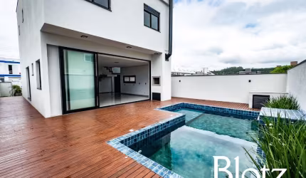 Casa moderna com 3 suítes, piscina e acabamentos de alto padrão
