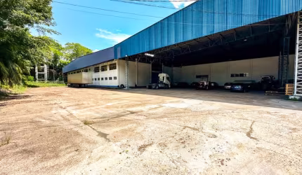 Galpão Comercial  de 6.400m² com escritório e vagas de garagens para caminhões no Coroado