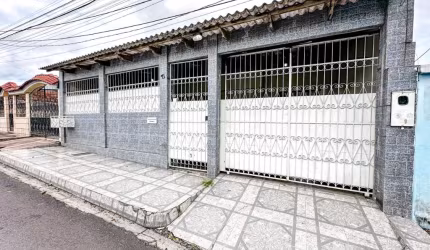 Casa de 160m² com 3 Quartos e 5 Vagas de garagem Cobertas no Conjunto Renato Souza Pinto