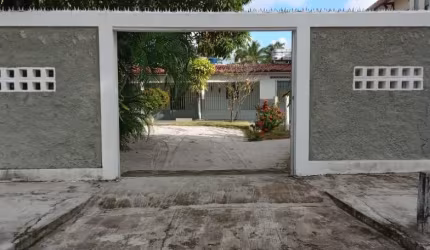 Casa na praia de Tamandaré, Campas, com três quartos, próximo a praia, com um jardim grande.