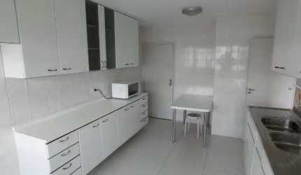Amplo apartamento repleto de armários