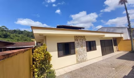 Casa com 3 quartos à venda no Tifa Martins, Jaraguá do Sul  por R$ 780.000