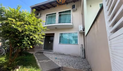 Casa geminada triplex no bairro Rau