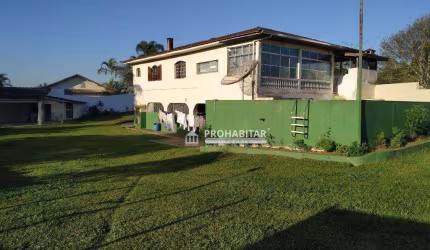 Vendo ou alugo ótima casa térrea com 450 m² de área construída, e terreno de 4.500 m², com 3 dormitórios sendo 1 suíte, repleta de armários,