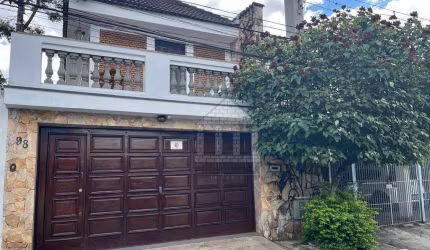 Sobrado à venda com 162m², 3 dormitórios, suíte, home office,  edícula, quintal e 2 vagas em Vila Umuarama