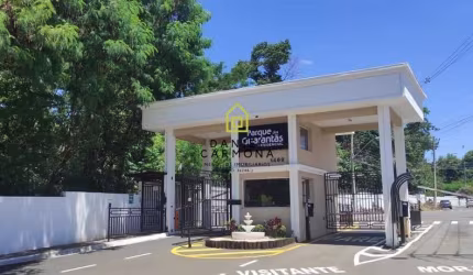Lindo  Sobrado! Localização privilegiada: A 02 minutos do Parque Ecológico e principais vias de acesso.