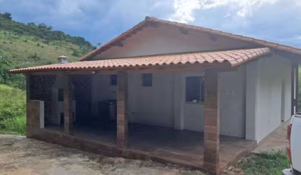 Granja com vinte mil metros quadrados para venda em Torreões, MG