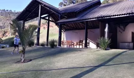 Casa em condomínio com três quartos para locação e venda no bairro Bonsucesso,Teresópolis-RJ