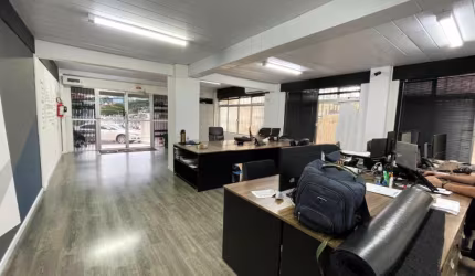 Loja comercial com 4 vagas