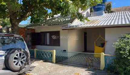 Investimento Perfeito: Duas Casas em Localização Privilegiada em Porto Belo, Próximo à Praia e à Praça Central