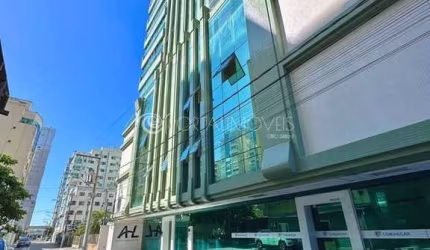 Luxo à Beira-Mar: Residencial Malibu, Seu Refúgio em Meia Praia