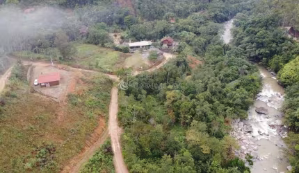 Chácara Encantadora em Major Gercino-SC: Casa de Madeira com Vista para as Montanhas e Riacho