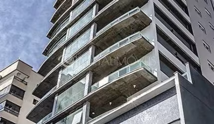 Apartamento Exclusivo em Meia Praia: 3 Suítes e Terraço a Apenas 250m do Mar