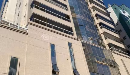 The Royal Palace Residence: Elegante Apartamento com 3 Suítes e Vista para o Mar em Meia Praia