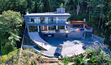 Casa Exclusiva com Vista Panorâmica no Bairro Morretes