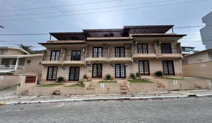 Sobrado Mobiliado a 180m do Mar em Bombas – 3 Dormitórios e Conforto Completo