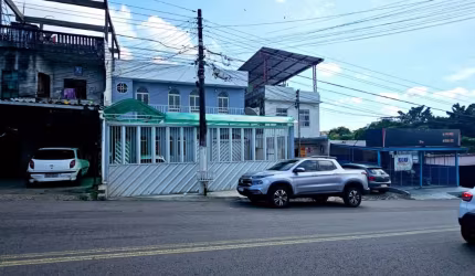 Alugo esta casa com 3 quartos - Praça 14 - Centro